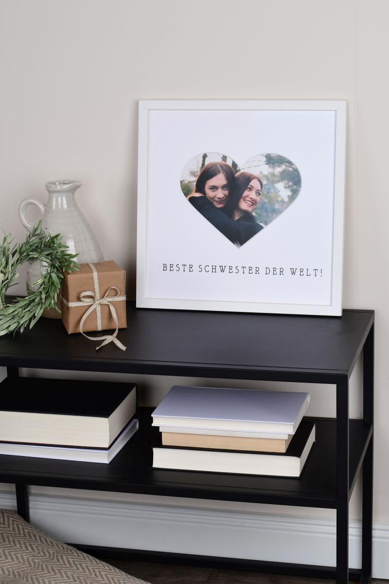 Marco de fotos 30x30 en blanco con un recorte de corazón para la mejor hermana del mundo en un ambiente de hogar